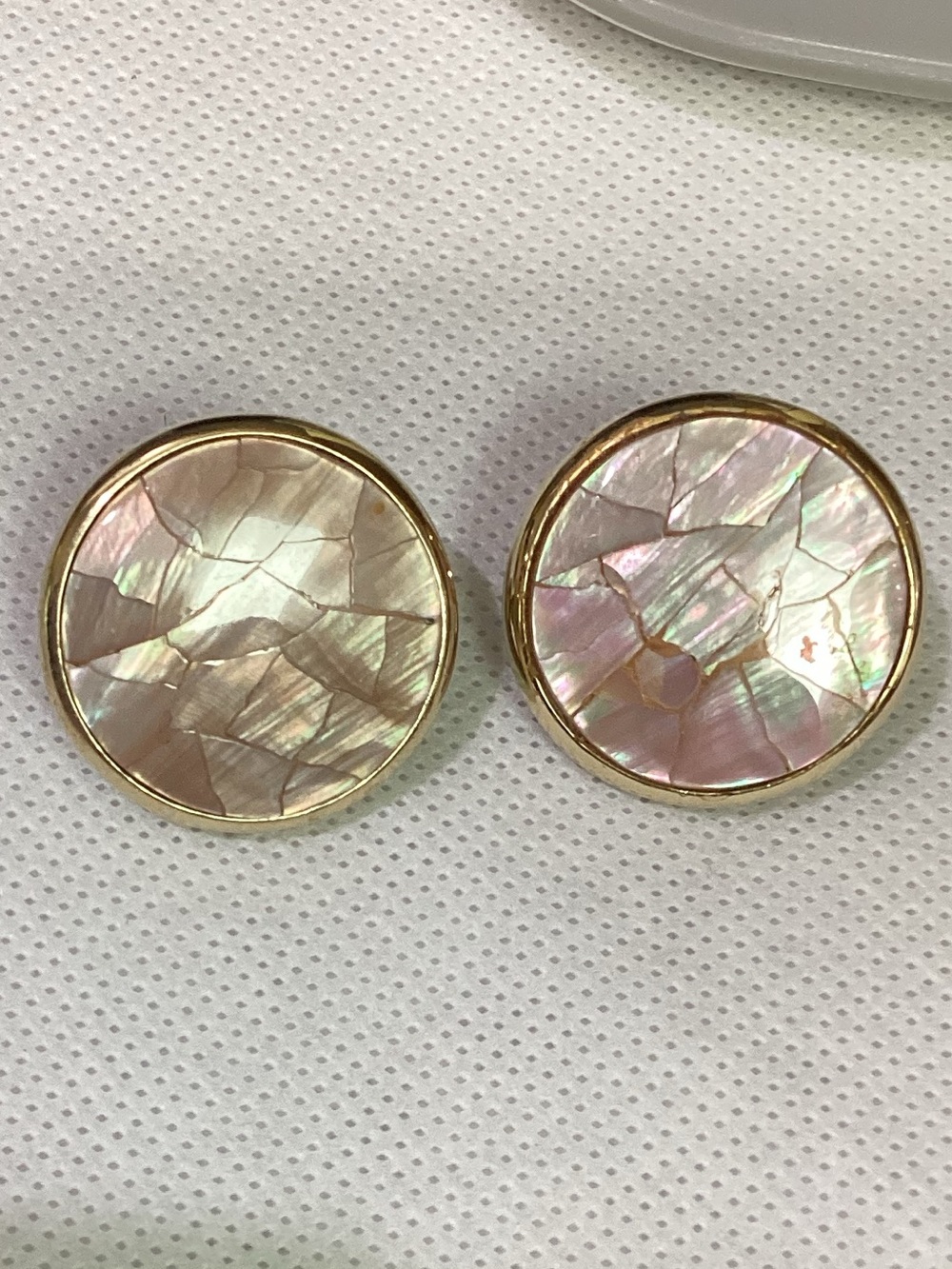 VTG Hobe clip on mother of pearl round gold tone earrings 1”